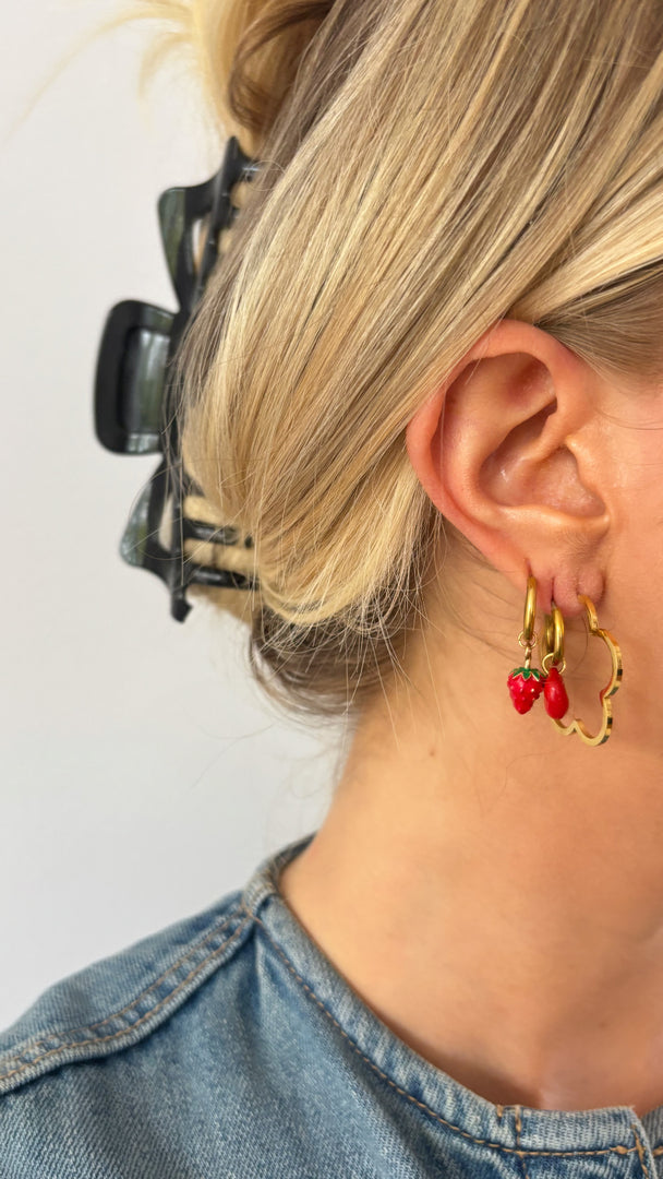 De Strawberry Earring